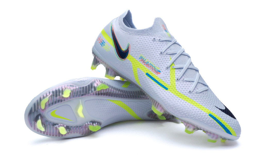 Nike Phantom GT2 Elite defender cleats